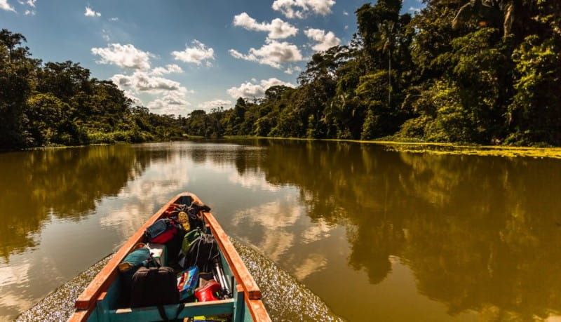 قایق سواری در رود آمازون