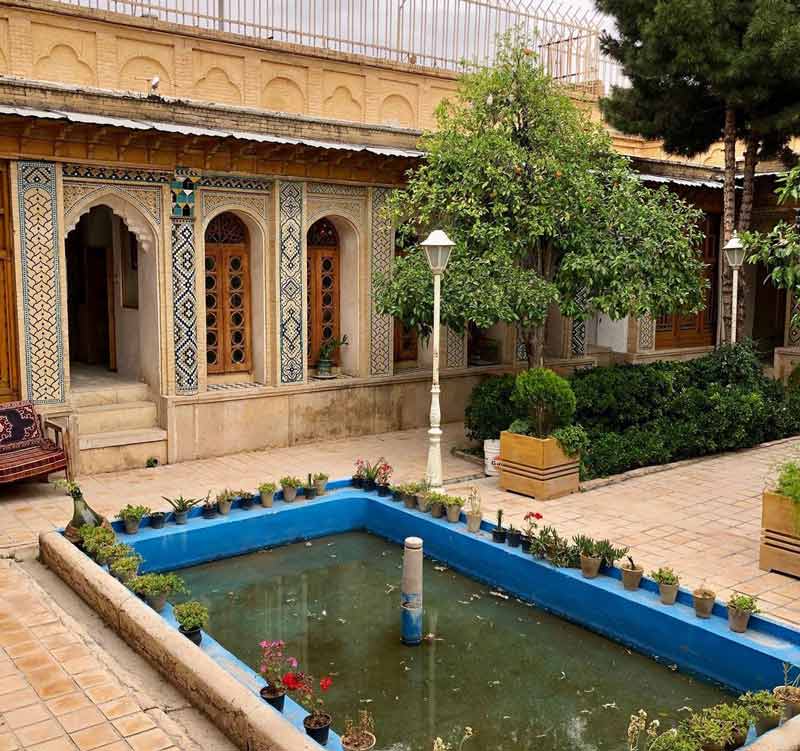 حوض حیاط خانه فروغ الملک شیراز مقابل ورودی عمارت