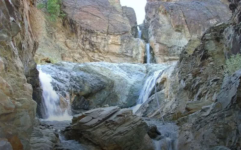 جریان آبشار از میان صخره ها