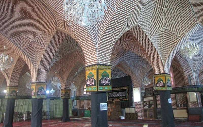 مسجدی مملو از ستون ها و طاق های آجری