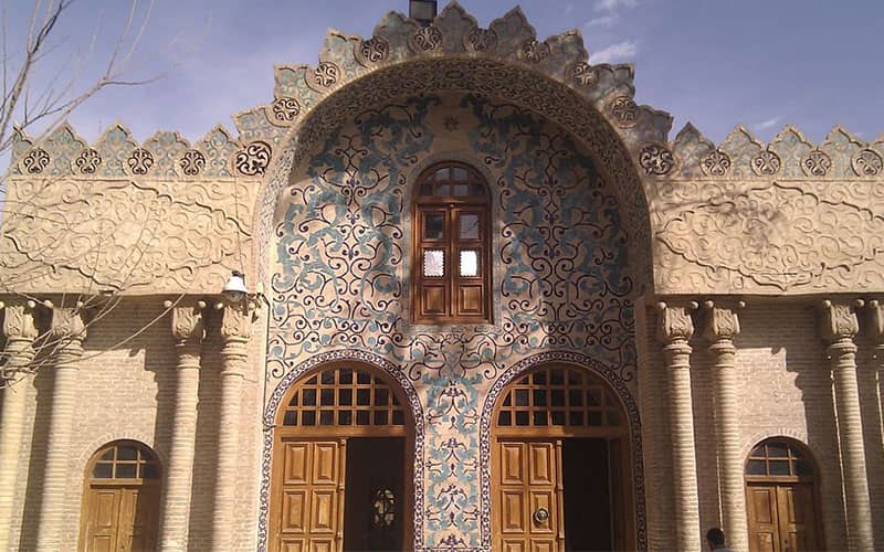 نمای بیرونی عمارتی تاریخی با چندین ستون و تزیینات نقاشی