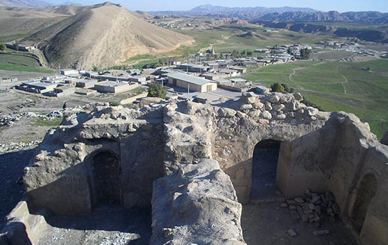 نمایی از خانه های سنگی شهر تاریخی سیروان در تپه های باستانی ایلام
