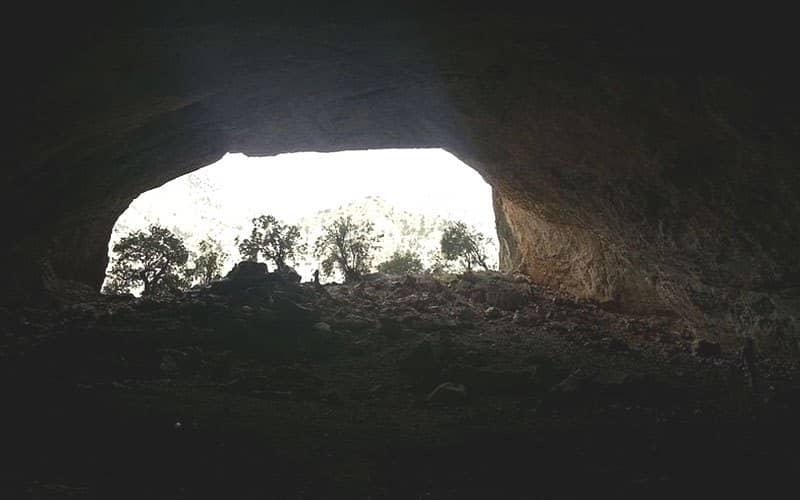 دهانه ورودی غار از داخل