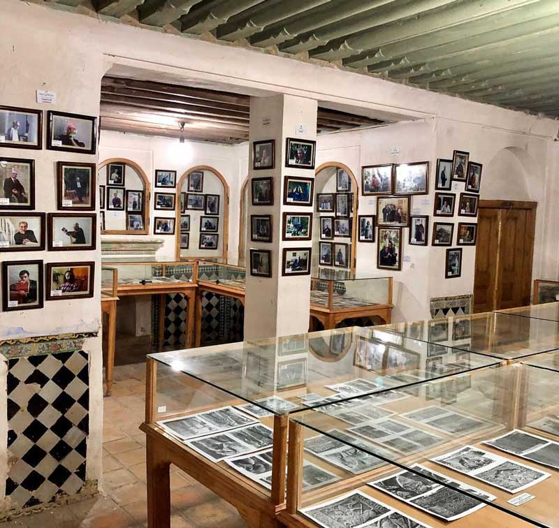 نمایی از داخل موزه عکس و آثار هنر معاصر فارس در خانه فروغ الملک شیراز