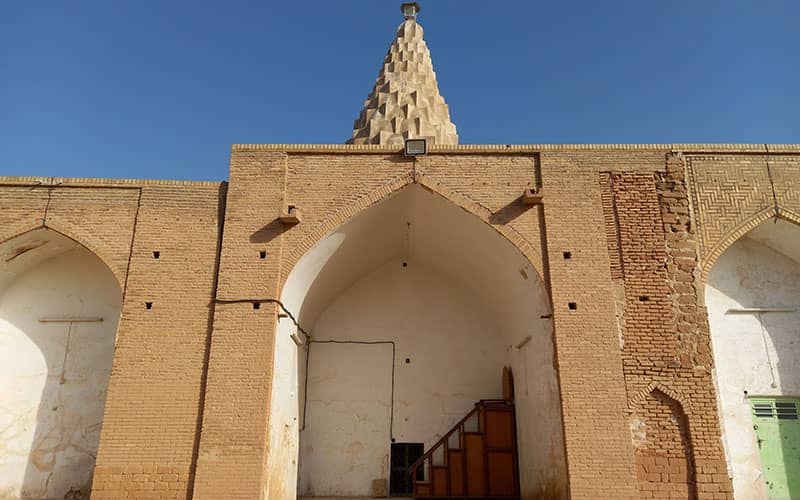 سازه ای تاریخی و مذهبی با مناره ای هرمی شکل