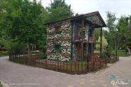 کلبه چوبی پوشیده از گل در باغ گل های چمران کرج