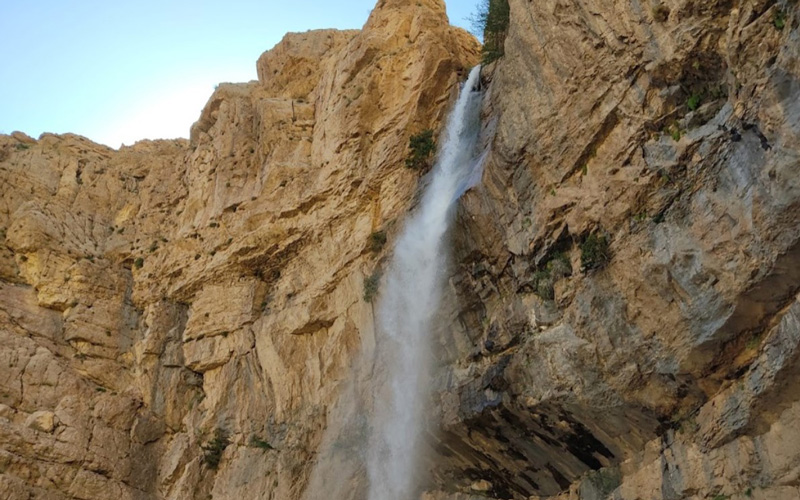 آبشار خفر در فصل بهار