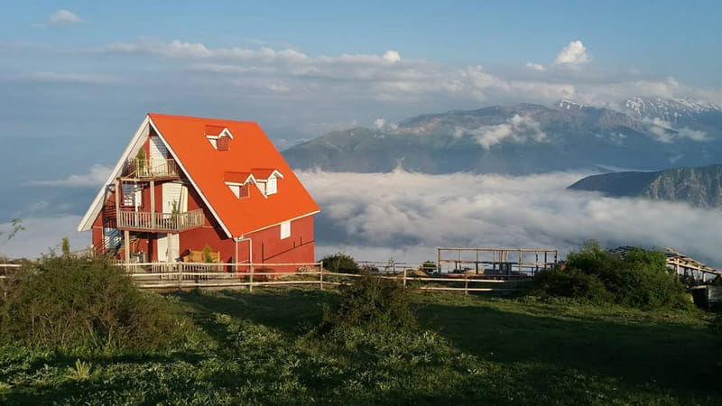 کلبه اقامتگاه بومگردی لیا در ارتفاعات کوهستانی پوشیده از مه