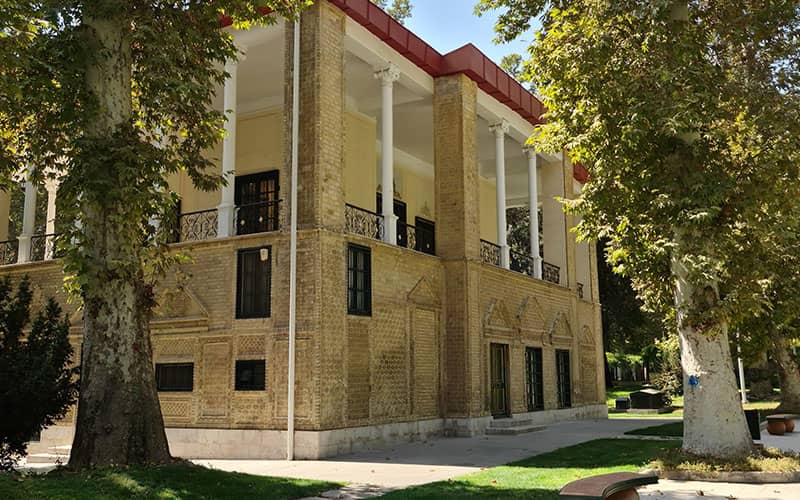 عمارتی تاریخی و دو طبقه با ایوانی ستون دار