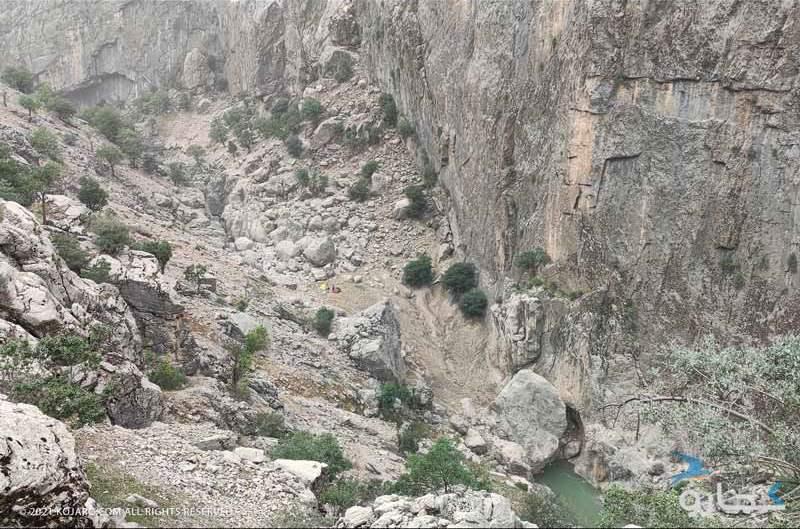 جریان رودخانه از میان صخره‌های دره ای بزرگ