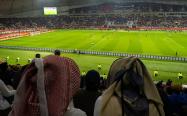 تماشاگران در حال تماشای فوتبال در ورزشگاه بین ‌المللی خلیفه قطر