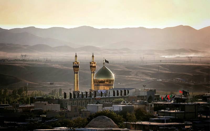 مسجدی بزرگ با گنبد و مناره طلایی رنگ