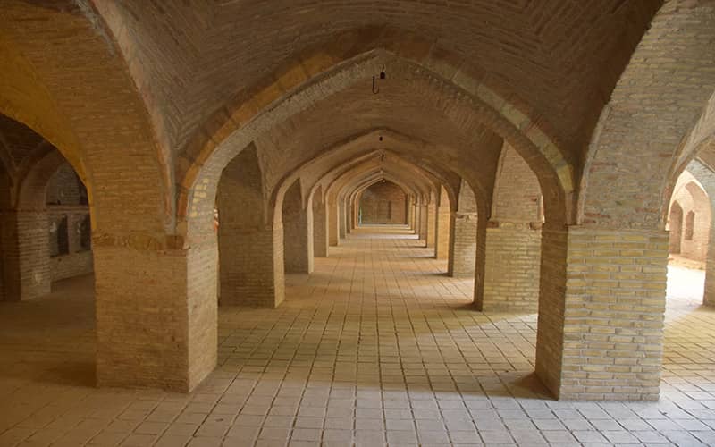 شبستان ستون دار مسجدی تاریخی