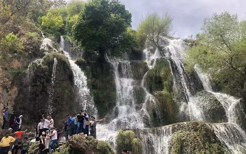 آبشاری پرآب در کوهستانی سرسبز