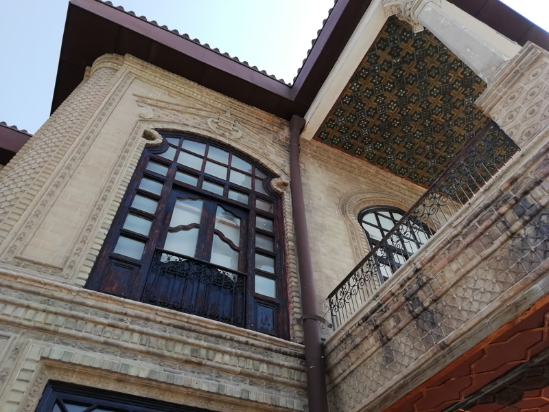 پنجره‌های موزه باستان شناسی و مردان نمکی زنجان