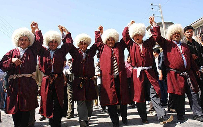 مردم ترکمن با لباس های محلی در حال اجرای مراسم  محلی