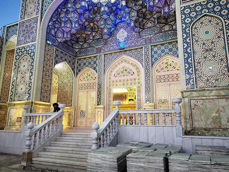 نمای ورودی امامزاده ای با تزیینات کاشیکاری