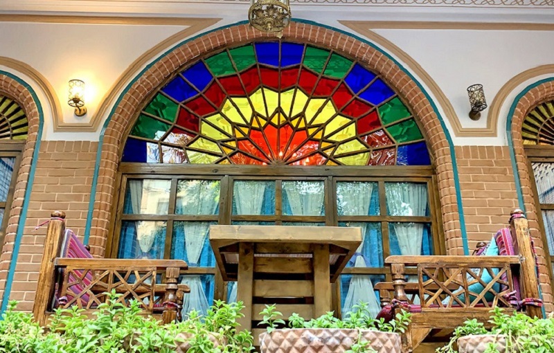 پنجره‌های چوبی زیبا با شیشه‌های رنگارنگ خانه پهلوان رزاز