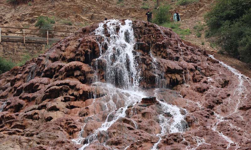 آبشار شوراب روی تپه سنگی از نمای نزدیک