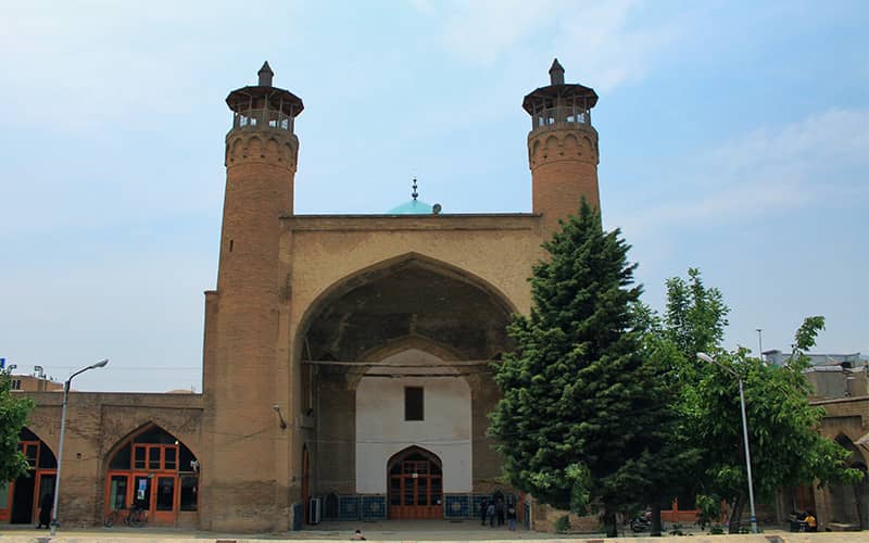 ایوان و مناره های آجری در مسجدی قدیمی