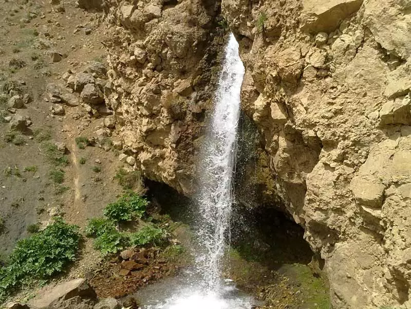 آبشار آینه ورزان در شکاف صخره ای کوهستان