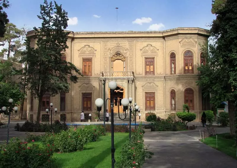 موزه آبگینه و سفالینه‌های ایران در خیابان سی تیر