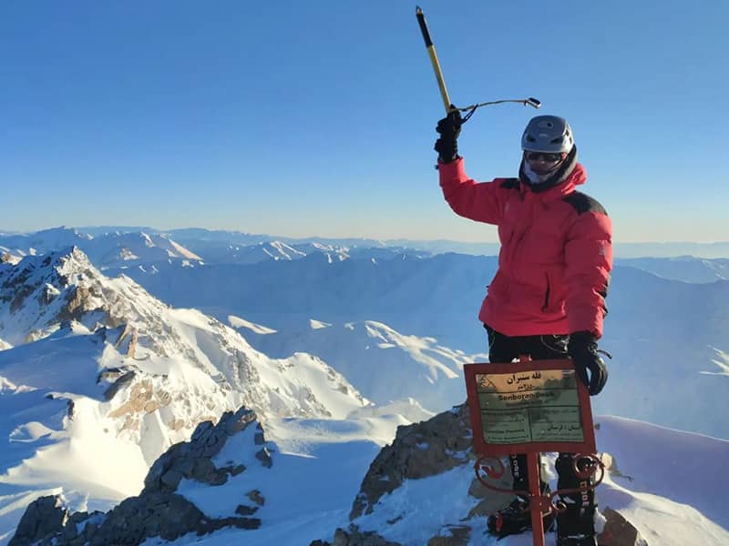 صعود یک کوهنورد به قله اشترانکوه