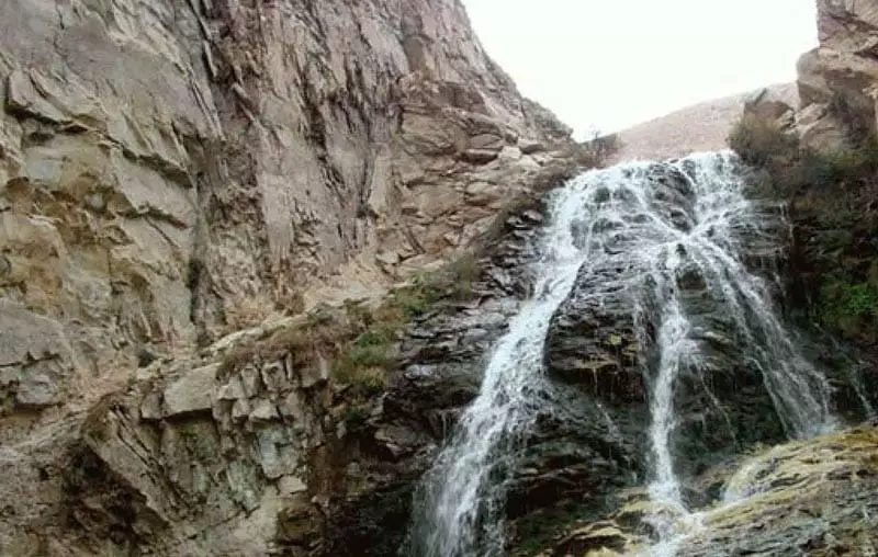 آبشار رجب روی صخره های کوهستانی از نمای پایین