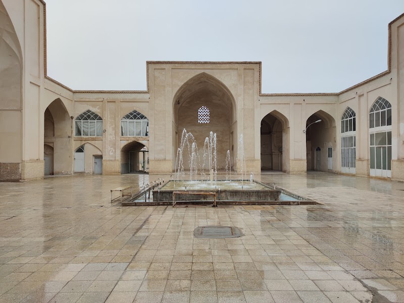 حیاط مسجدی با کف سنگی و حوض دارای فواره