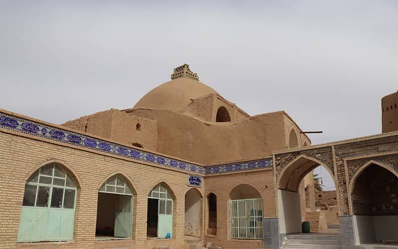 مسجدی تاریخی با تزیینات کاشیکاری