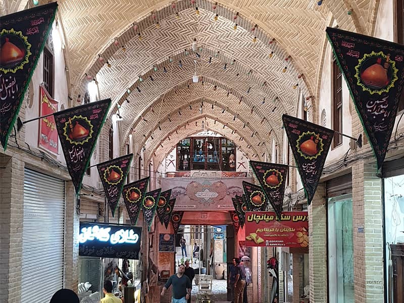 پرچم های سیاه بر سردر مغازه های بازاری تاریخی