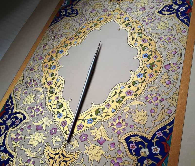 قلم موی تذهیب روی صفحه تزئین شده با تذهیب