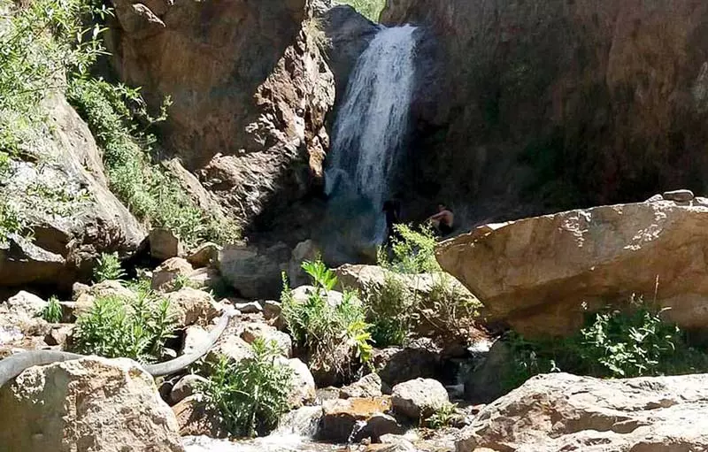 آبشار ناران در دامنه کوهپایه ای از نمای دور