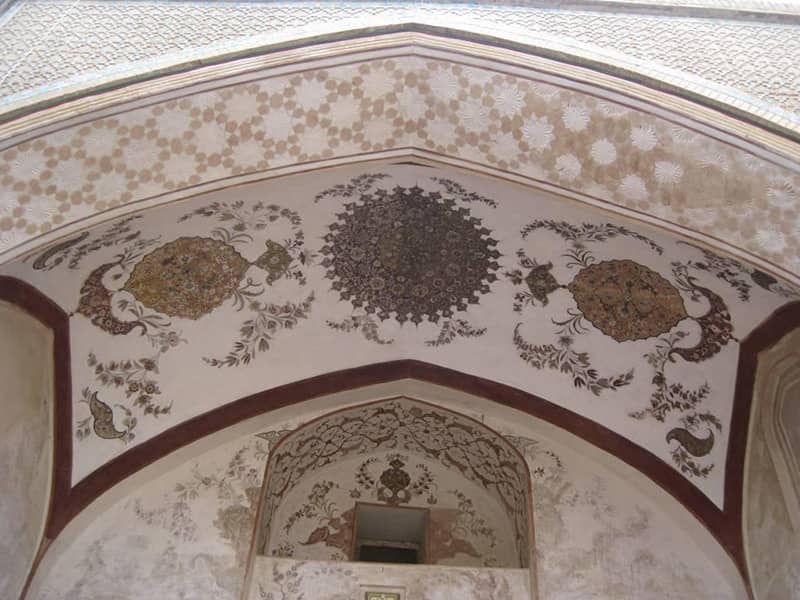 طاق گچ‌کاری و مزین به نقاشی در مسجد خوزان
