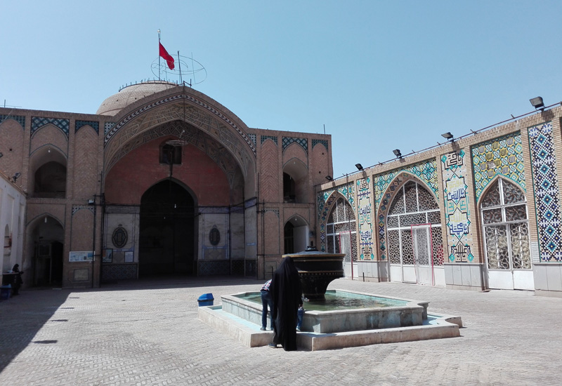 نمازگزاران در مسجد جامع کاشان