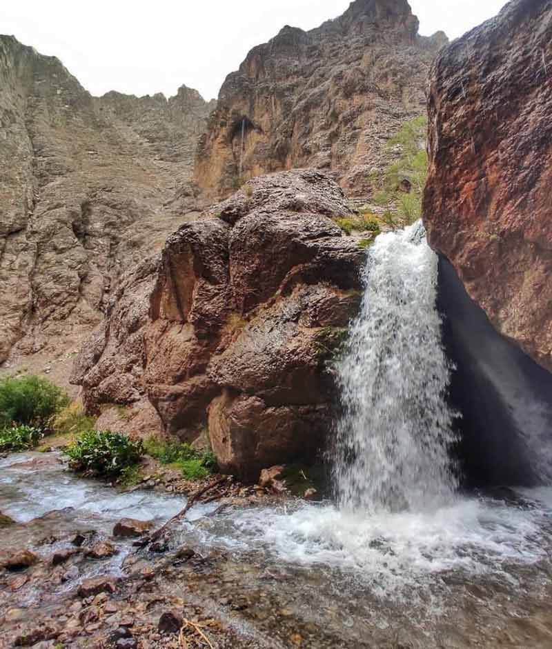 آبشار آبنیک در مسیر رودخانه میان صخره های کوتاه