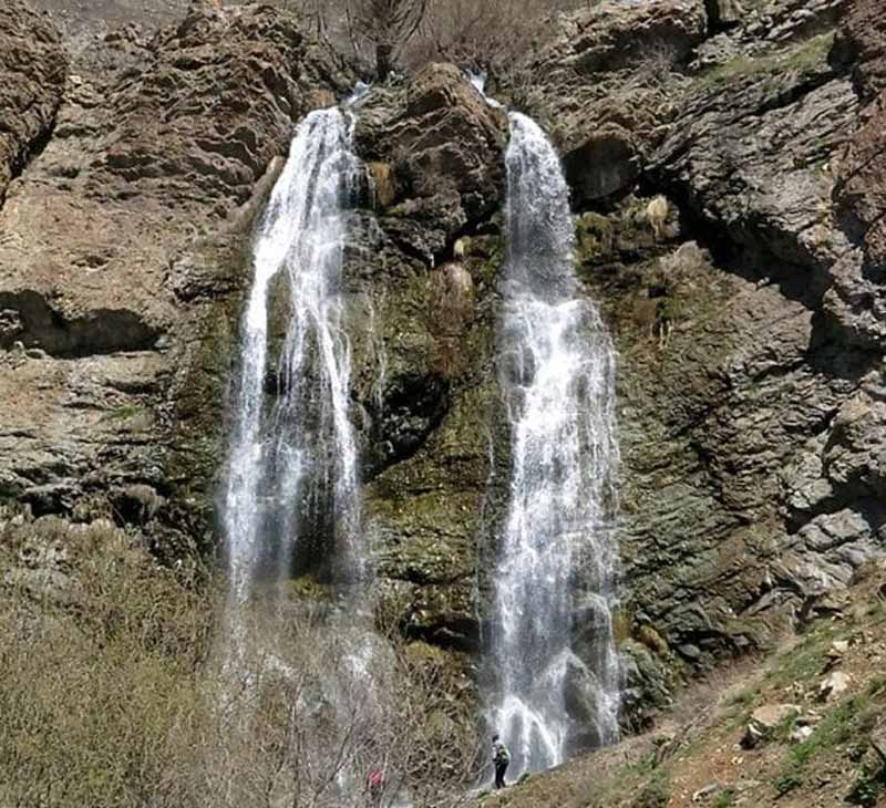 آبشار دوقلو دربند روی صخره های بلند از نمای دور