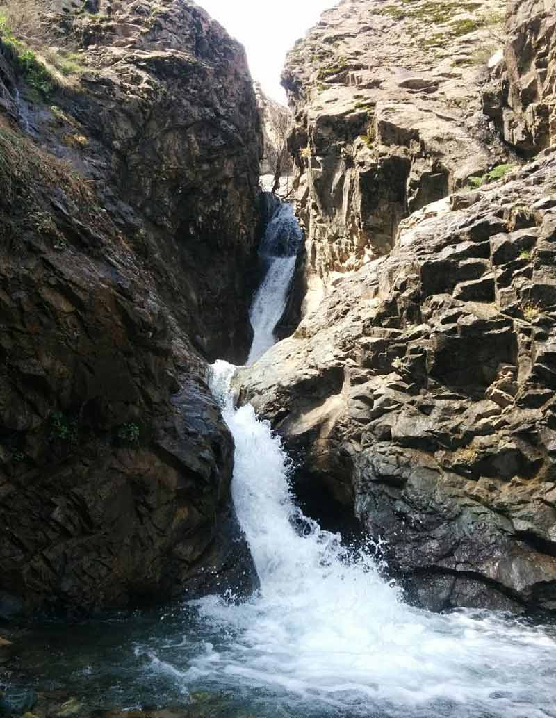 آبشار ایگل میان تنگه باریک صخره ای از نمای دور