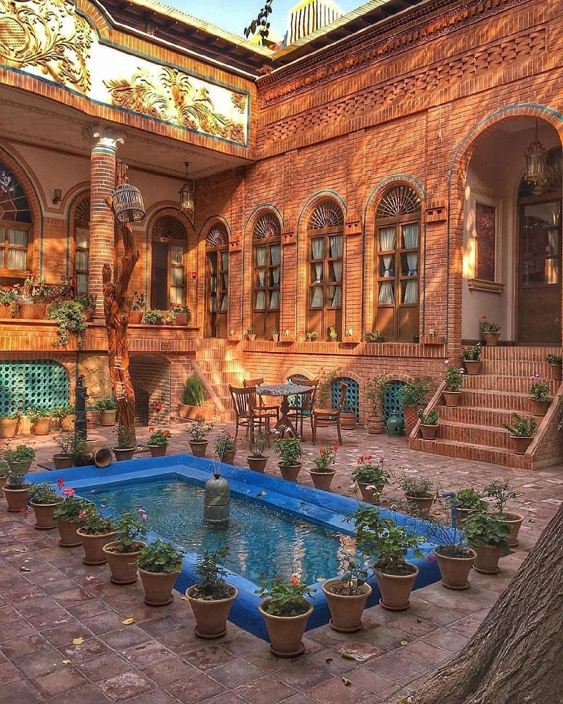 معماری زیبای خانه پهلوان رزاز و حوض زیبای آن