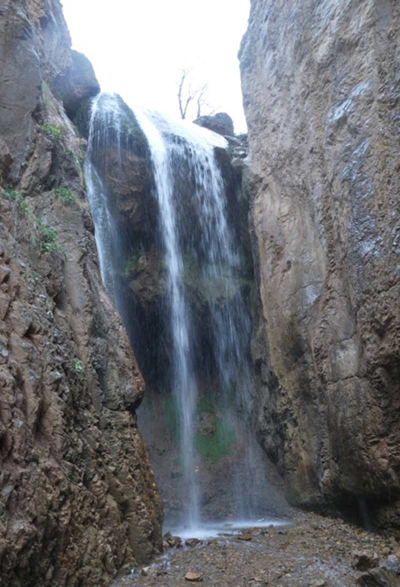 آبشار ورسک بین صخره های بزرگ کوهستان پای کوه