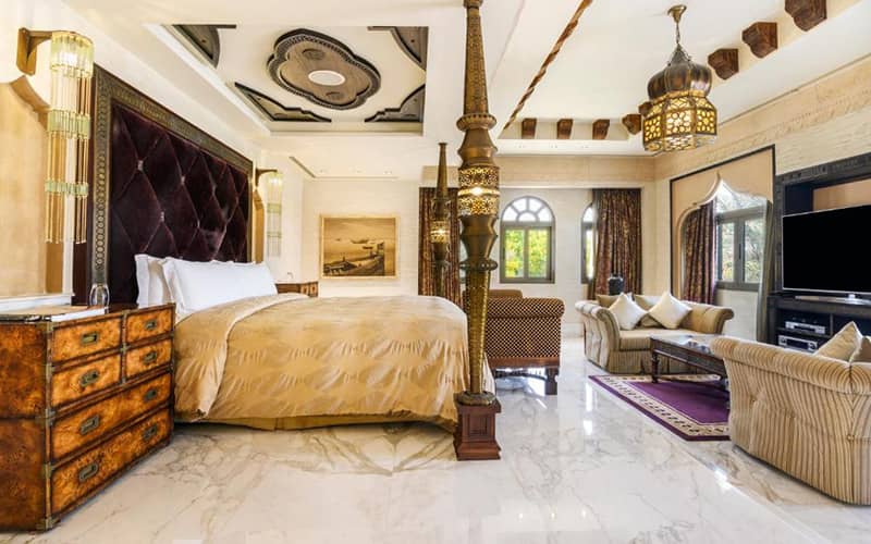 اتاق خوابی با دکوراسیون سنتی عربی و تخت خواب و مبلمان