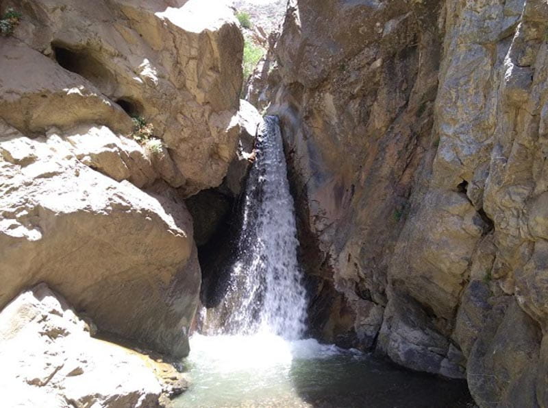 آبشار تیزاب میان صخره های تنگه باریک