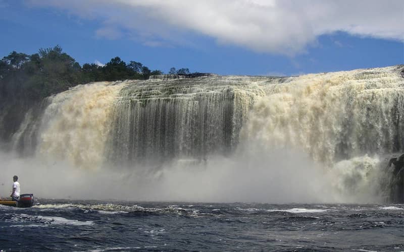 آبشاری عظیم و کم ارتفاع با آب فراوان