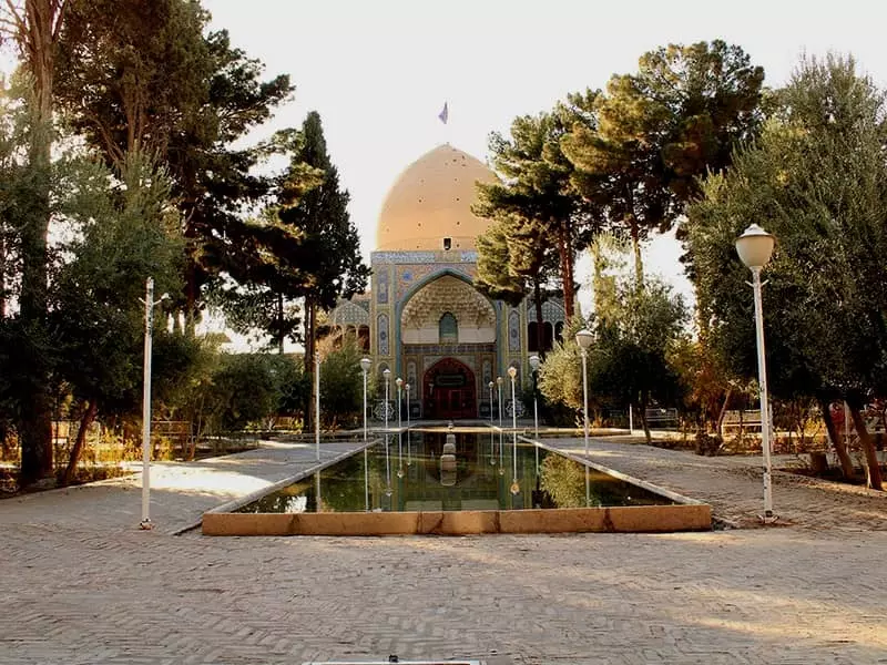محوطه بیرونی امامزاده ای با گنبد بدون تزیینات