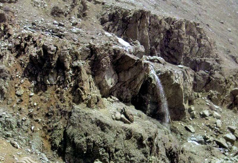 آبشار فصلی سوئک میان سنگ های کوه از نمای دور