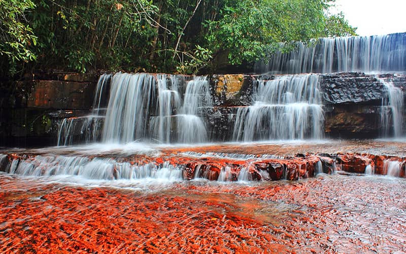 جریان آبشاری طبقه ای روی سنگ های نارنجی رنگ
