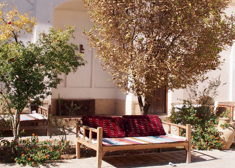 تخت استراحت در محوطه خانه تاریخی احسان 