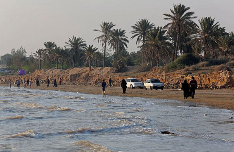 تردد گردشگران در ساحل امام حسن بندر دیلم