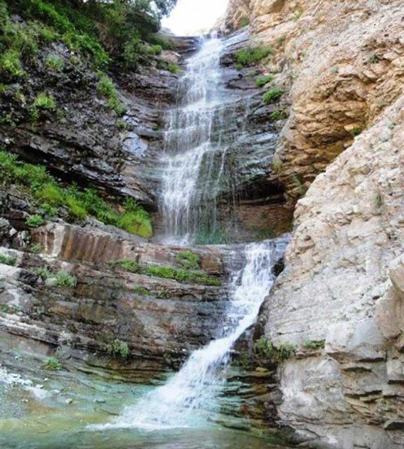 آبشار کلوگان روی صخره های لایه ای از نمای نزدیک