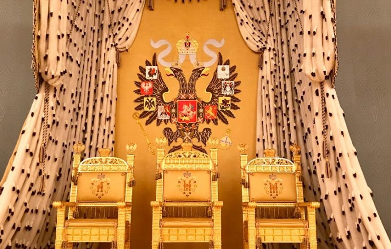 تصویر دیوارهای زرد رنگ فضای داخلی کاخ کرملین